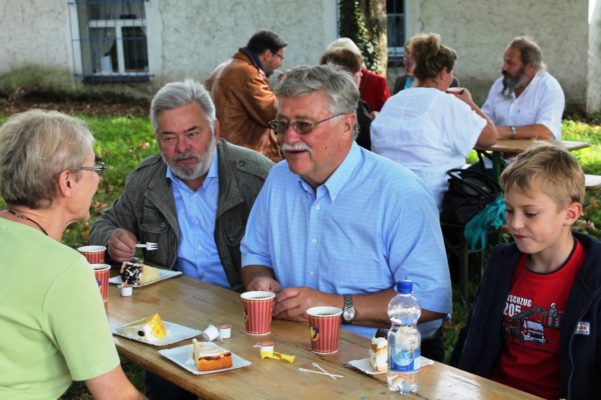 Bei strahlendem Sonnenschein genossen es alle im Kirchgarten zu sitzen