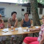 Die Gäste geniessen den Sonnenschein und die leckeren Torten im Kirchgarten
