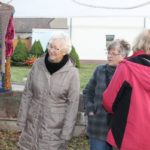 Besucher stöbern am Stand der Bastelstube