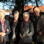Gäste geniessen die Sonne im Kirchgarten