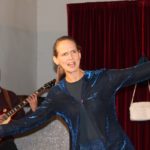 Thomas Kieck unterstützt die Darstellung mit jazzigen Gitarrenklängen und trägt damit zur Lebhaftigkeit des Programms bei