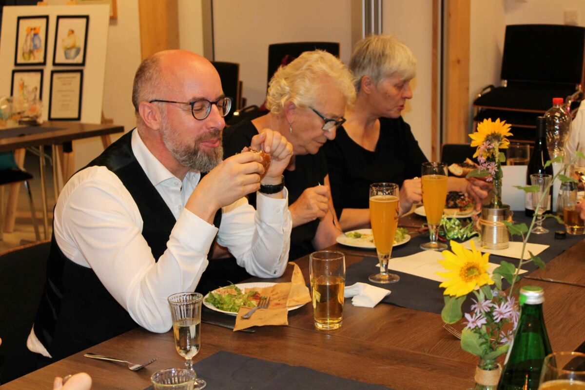 Stärkung mit leckeren Burgern und frischen Salaten