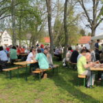 Kuchenbasar im idyllischen Kirchgarten