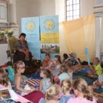 Gespanntes Zuhören beim Märchen erzählen