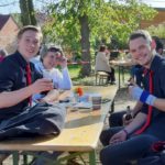 Auch Dustin und Amadeus schmeckts im Kirchgarten