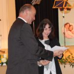 Übergabe und Gratulation durch Herrn Handschak