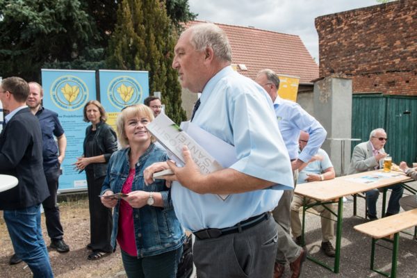 Petra Sauerbier (Landkreis Saalekreis) mit Bürgermeister Leipnitz