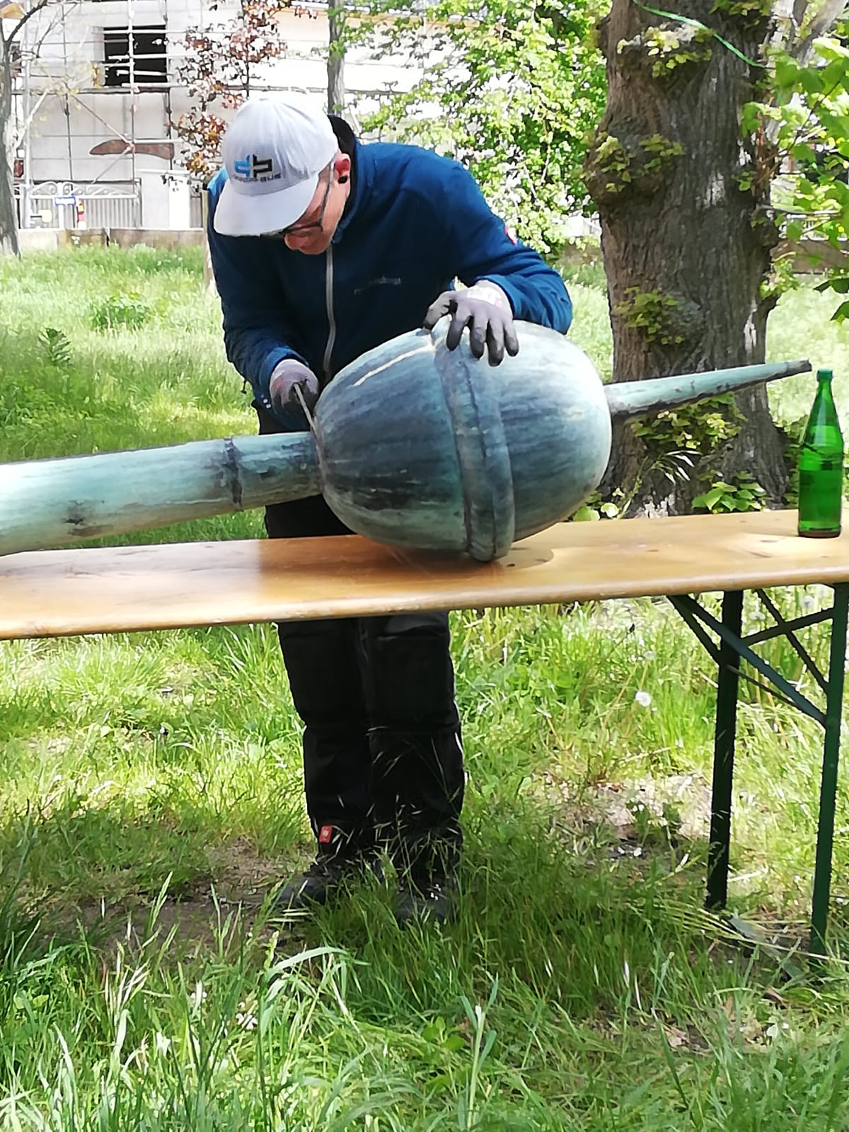 Mitarbeiter von Dachbaukunst Quedlinburg mit Turmknopf